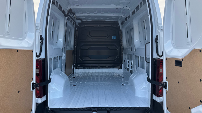 Renault Master Mwb Diesel Fwd MM35 Blue dCi 130 Advance Medium Roof Van